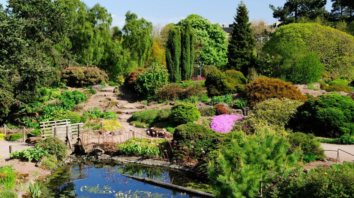 Image of the Royal Botanic Gardens in Edinburgh, a perfect venue located next to Inverleith Park